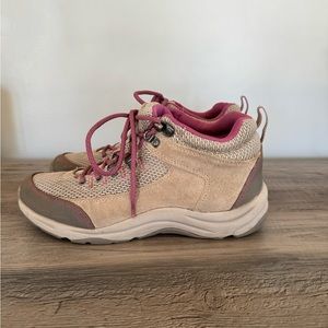 Woman’s Vionic Cypress Hiking Shoes Womens Size 7